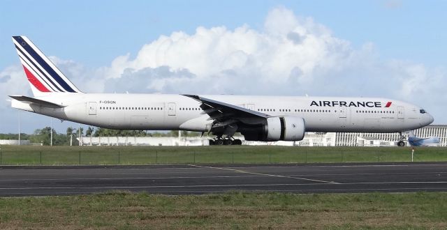 BOEING 777-300ER (F-GSQN) - Tail number #F-GSQN arrival rwy 12 on 28 December 2017.