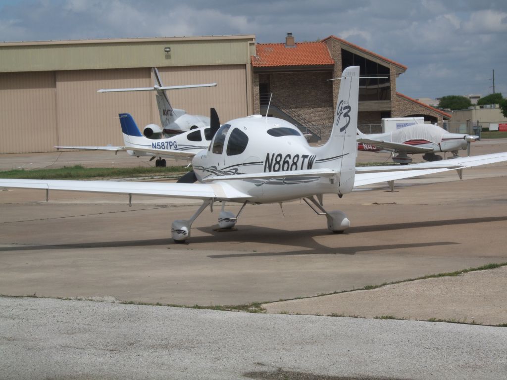 Cirrus SR-22 (N868TW)