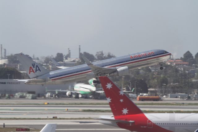 BOEING 767-300 (N391AA)