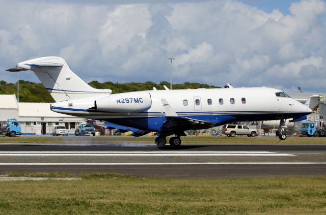 Bombardier Challenger 300 (N297MC)