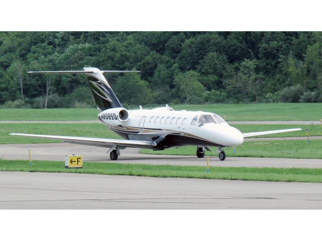 Cessna Citation CJ3 (N808SD) - Taxi in after a perfect landing RW35.