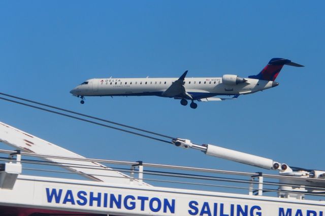 Canadair Regional Jet CRJ-200 (N137EV)