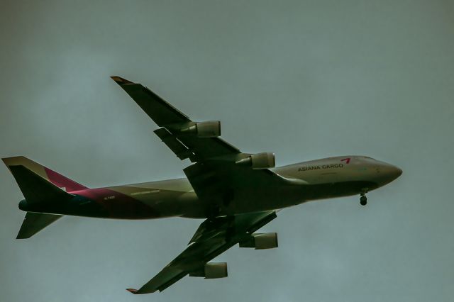 LHL7420 — - Survol de Jette, par temps dorage, quelques minutes avant latterrissage à Bruxelles National (Zaventem)