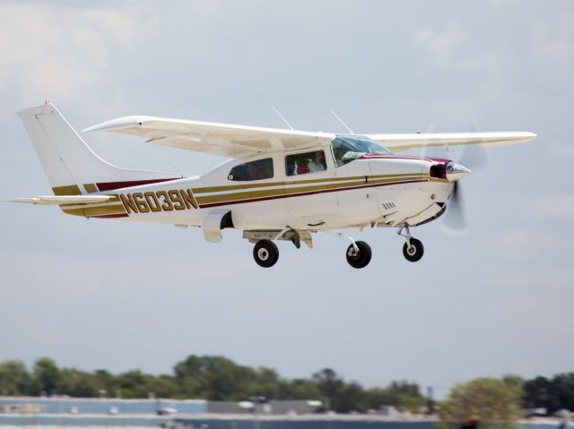 Cessna Centurion (N6039N) - Gear retraction. This C210 has still the gear doors installed. Quite a complex process. Oshkosh 2013!