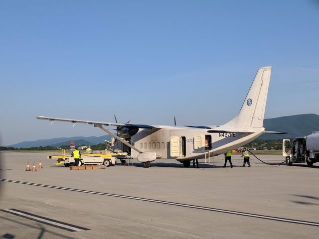 Short SD3-60 (N427PE) - Offloading the fully loaded and packed aircraft.