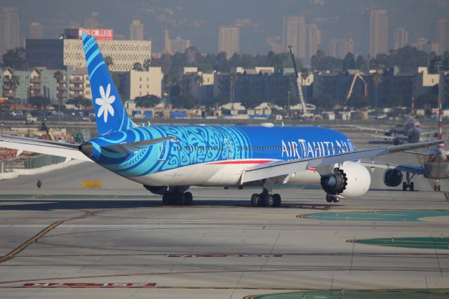 Boeing 787-9 Dreamliner (F-OMUA)