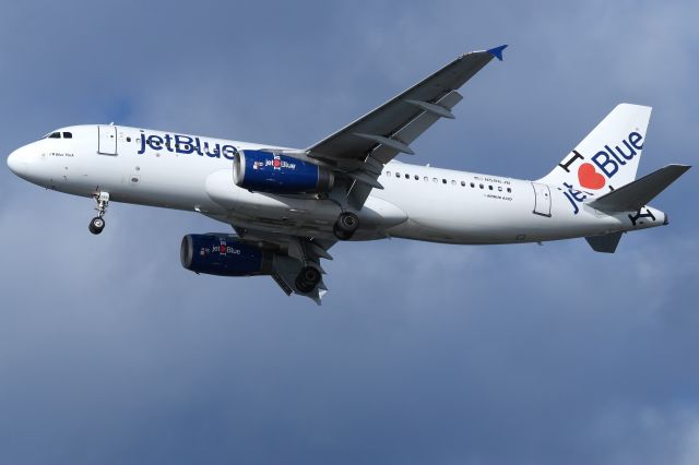 Airbus A320 (N586JB)