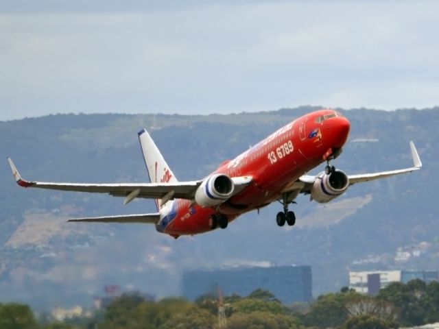 Boeing 737-700 (VH-VON) - Getting airborne off runway 23. Tuesday 27th December 2011.