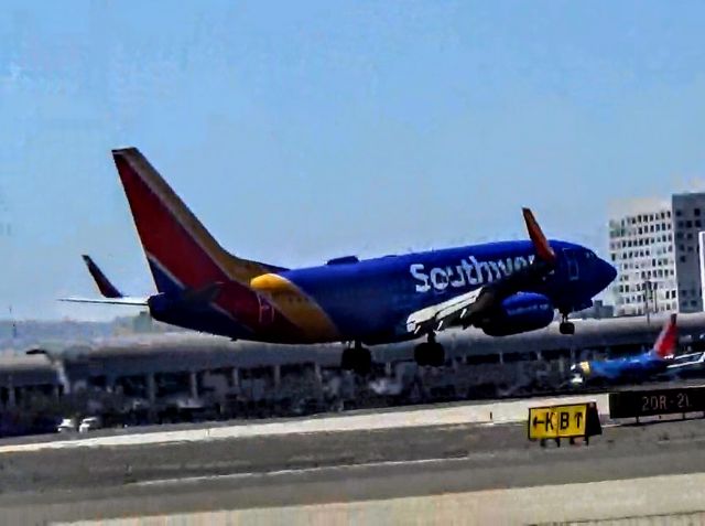 Boeing 737-700 (N7819A) - Arriving into SNA after a short hop from LAS following the Delta E175 that landed just minutes ago.