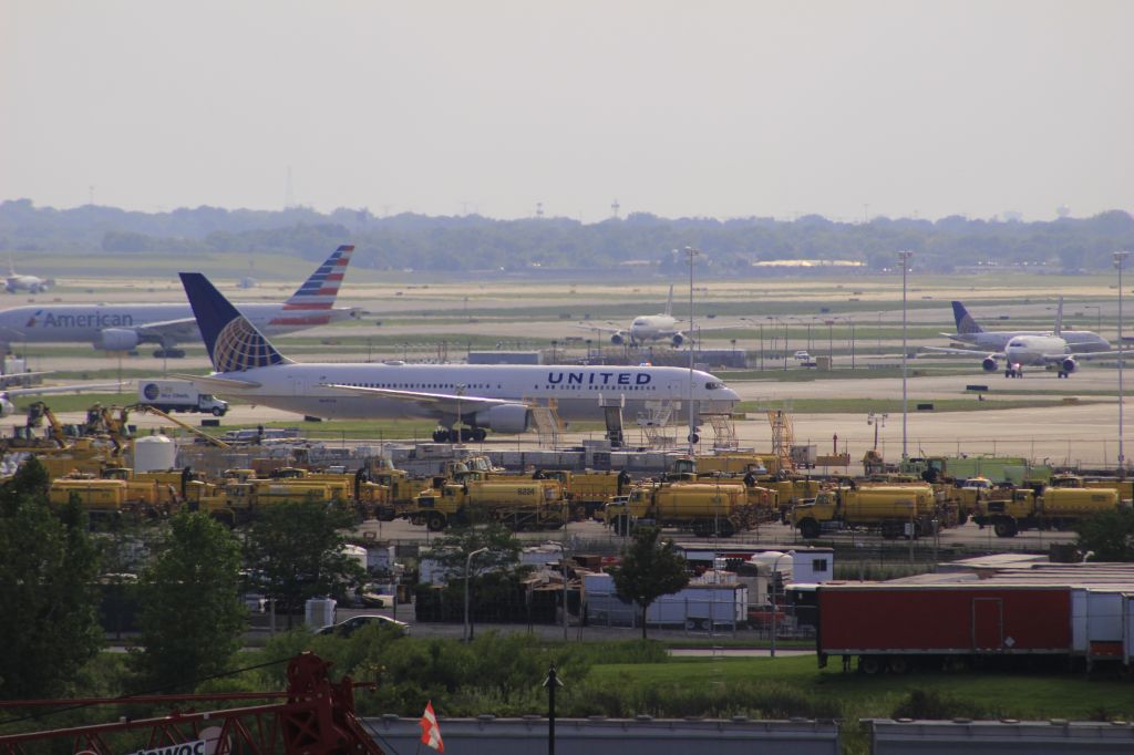 BOEING 767-300 (N647UA)