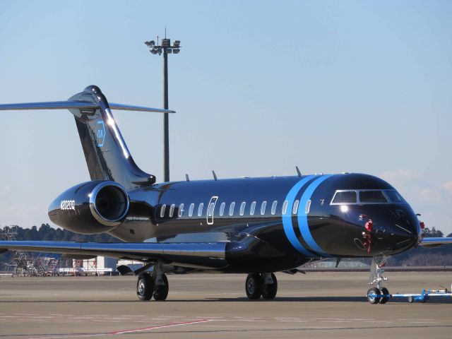 Bombardier Global Express (N2020Q) - I take a picture in Narita International Airport on December 16, 2016.