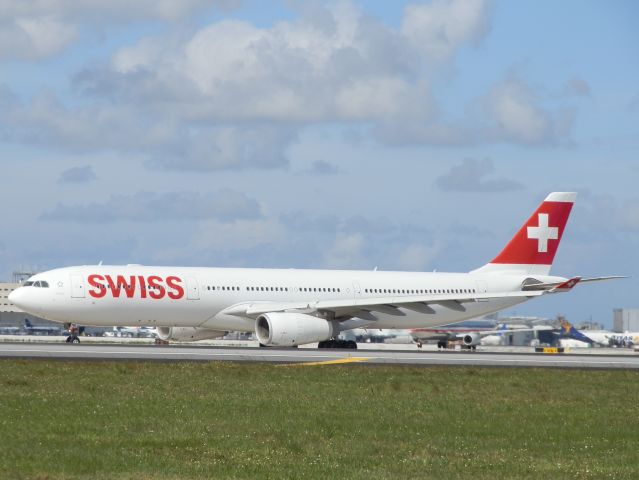 Airbus A330-300 (HB-JHK)