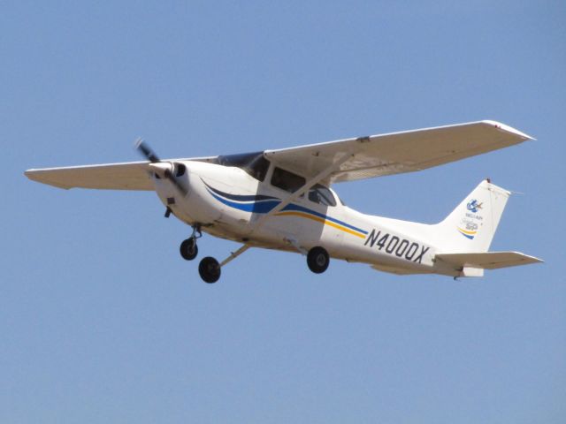 Cessna Skyhawk (N4000X) - Taking off RWY 26L