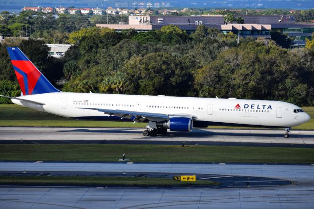 BOEING 767-400 (N825MH) - DL1571 arriving into Tampa International (TPA) from Hartsfield-Jackson Atlanta International (ATL)br /br /Delivered to Delta Air Lines in December 2000br /40 Delta ONE / 28 Delta Comfort+ / 178 Economy