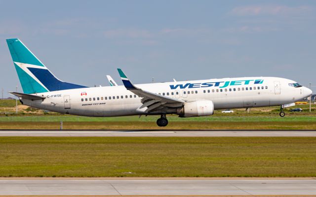 Boeing 737-800 (C-FWSE)