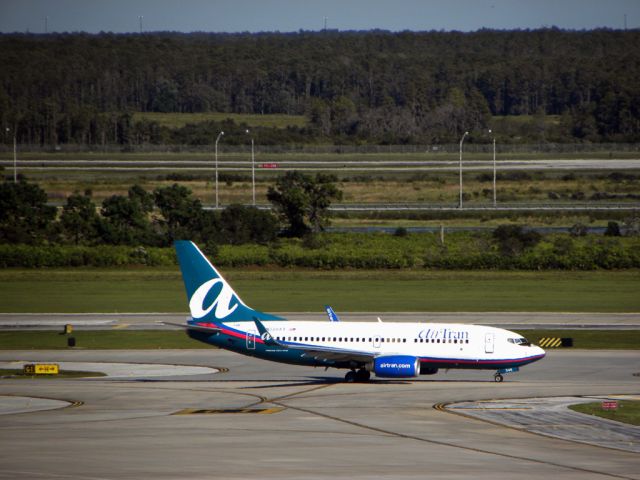 Boeing 737-700 (N328AT)