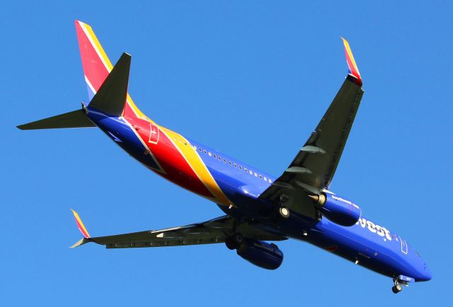 Boeing 737-800 (N85772) - Found a nice place to shoot some pics of planes landing. This shows more of their flaps hanging down. I always liked this view better.