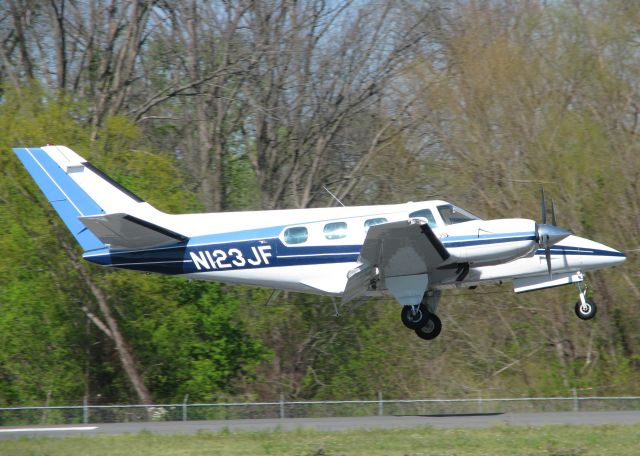 Beechcraft Duke (N123JF) - Landing on runway 14 at the Shreveport Downtown airport.