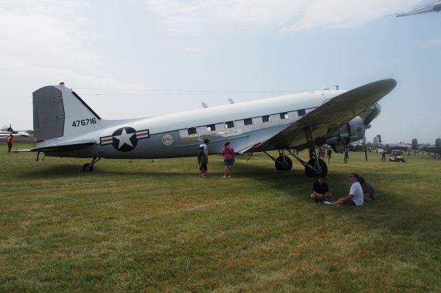 Douglas DC-3 (N8704)