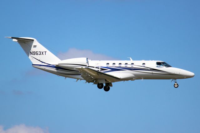 Cessna Citation CJ4 (N953XT) - Jet OUT Citation CJ4 on short finals for rwy 7 on 16-Oct-22 arriving from KMKE as CRE417.