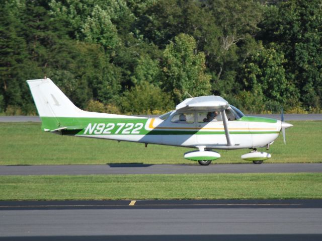 Cessna Skyhawk (N92722) - Taxiing to runway 2 at KJQF - 10/4/14