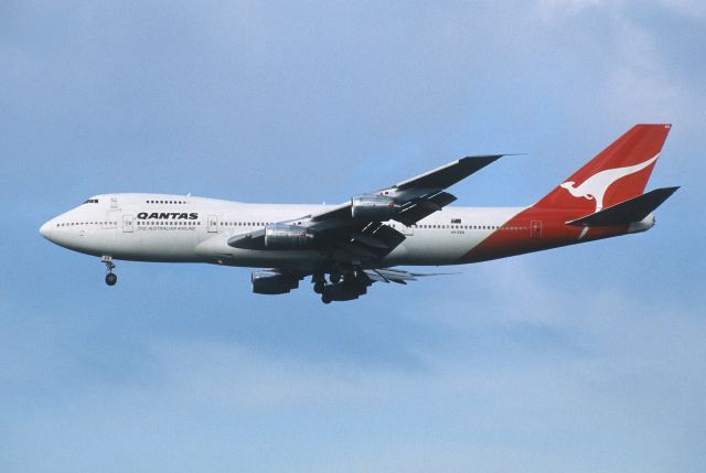 Boeing 747-200 (VH-EBS) - Final Approach to Narita Intl Airport Rwy34L on 2001/05/29