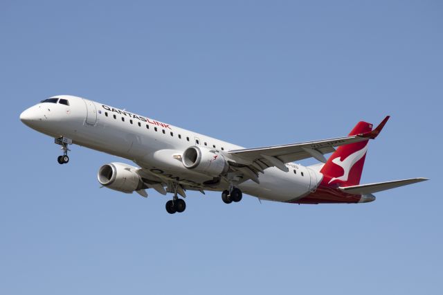 Embraer ERJ-190 (VH-UZD) - VH-UZD Alliance airlines embraer in Qantaslink livery arriving from Canberra.