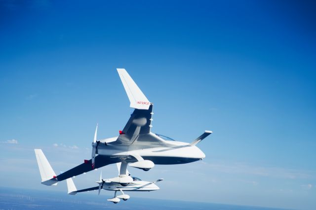 RUTAN Cozy (N724CZ) - Photo by Mark Richardson