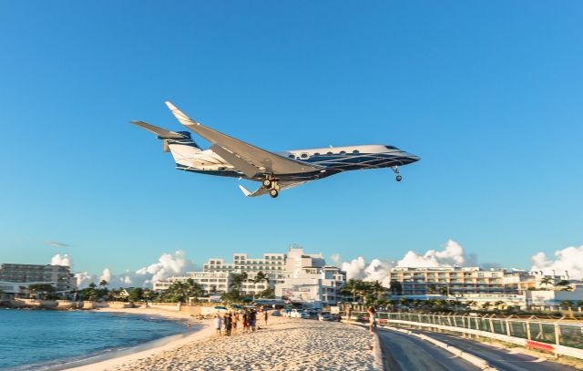 Gulfstream Aerospace Gulfstream G650 (P4-GVI) - P4-GVI on a late after run over the beach for landing St Maarten.,