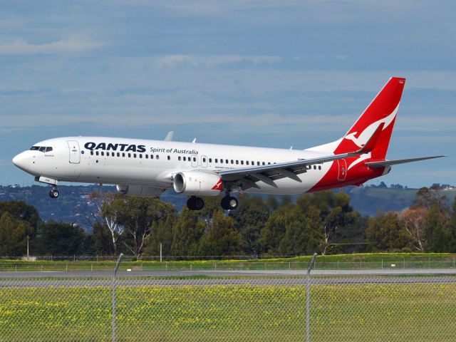 Boeing 737-800 (VH-VZW) - About to put down on runway 05. Thursday 12th July 2012.