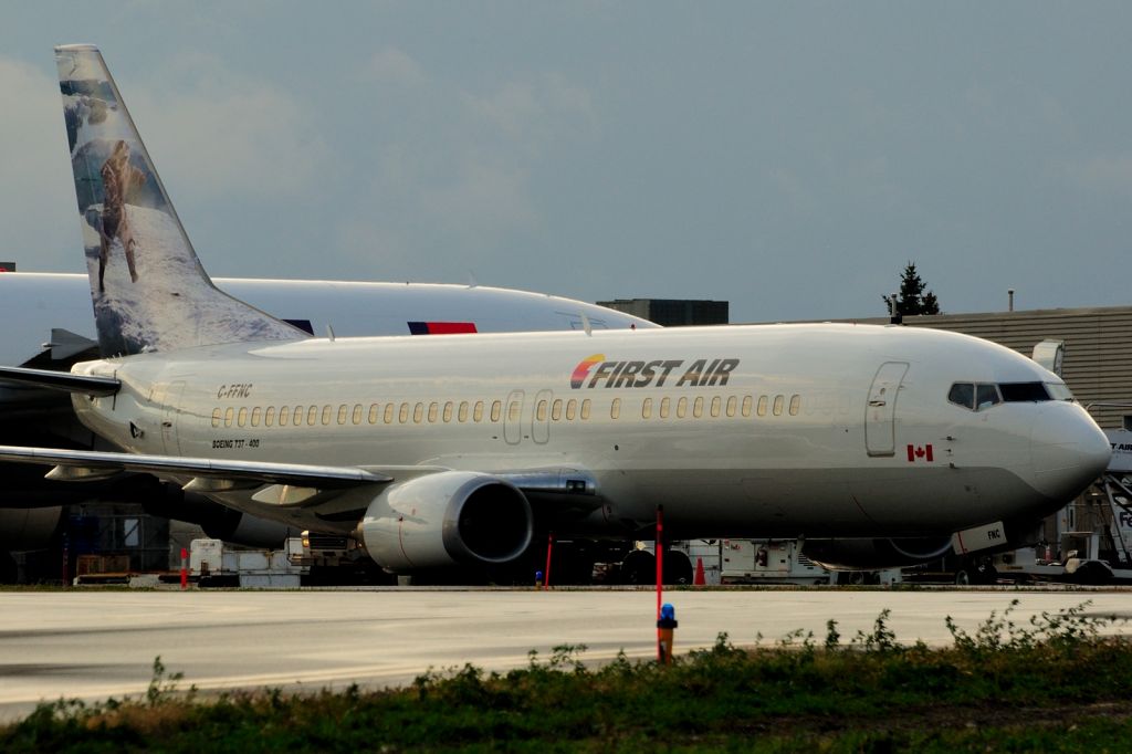 BOEING 737-400 (C-FFNC)