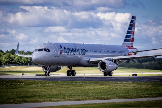 Airbus A321 (N120EE) - Another new American Airbus A321 taxiing for departure from Bangor to Dallas after a gas and customs stop. 