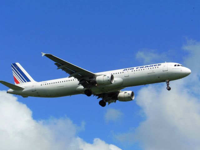 Airbus A321 (F-GTAT) - Air France (AF) F-GTAT A321-211 [cn3441]br /London Heathrow (LHR). Air France flight AF1980 arriving from Paris Charles de Gaulle (CDG).br /Taken from Stanwell Moor Road (9L approach)br /2013 05 25  a rel=nofollow href=http://alphayankee.smugmug.com/Airlines-and-Airliners-Portfolio/Airlines/EuropeanAirlineshttps://alphayankee.smugmug.com/Airlines-and-Airliners-Portfolio/Airlines/EuropeanAirlines/a