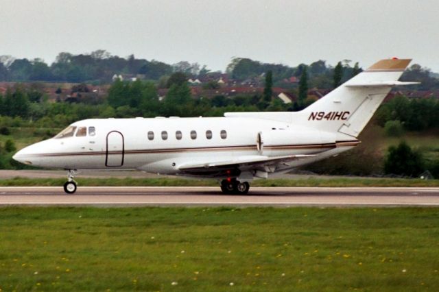 Hawker 800 (N941HC) - Departing rwy 26 in May-02.  Reregistered N28ZF 30-Aug-08.