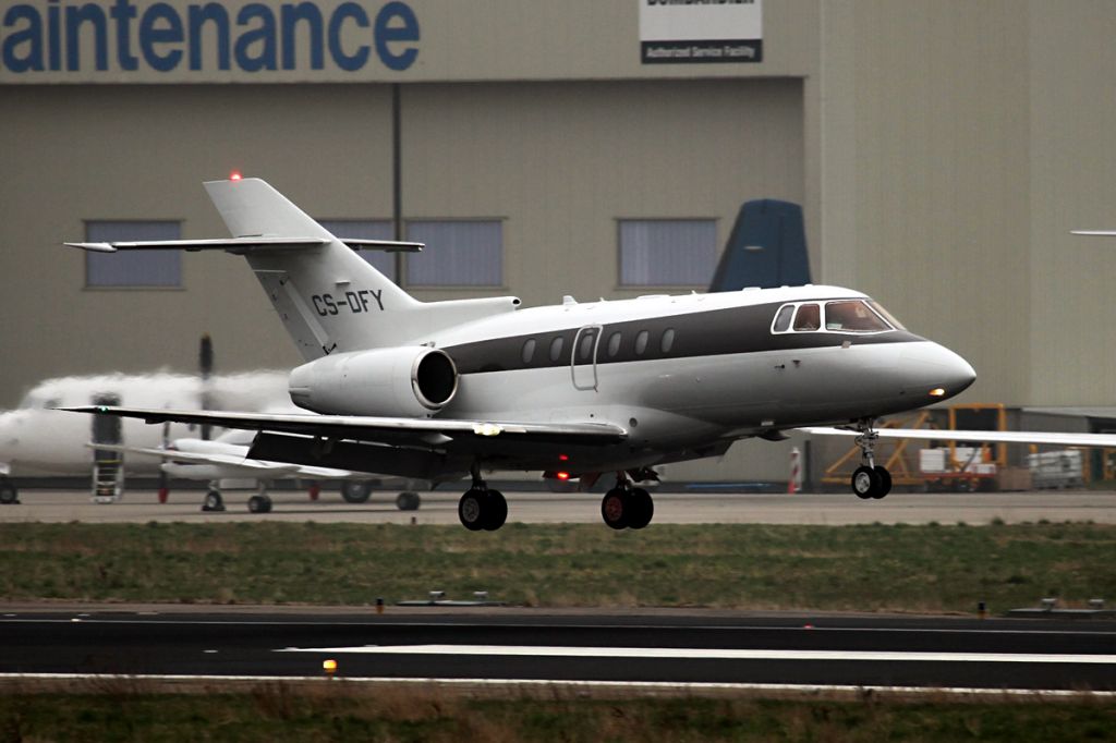 Hawker 800 (CS-DFY) - NetJets