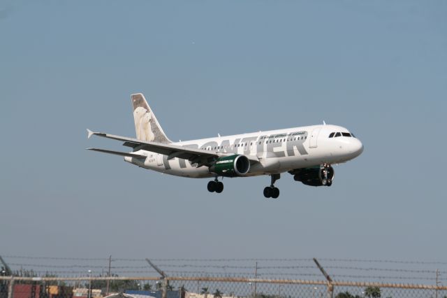 Airbus A320 (N206FR) - Landing at Miami