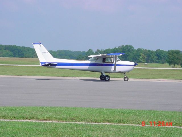 Cessna Commuter (N704JR) - Taxiing to runway 09 on 9/9/09