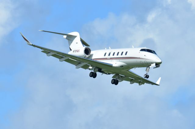 Canadair Challenger 350 (N701QS)