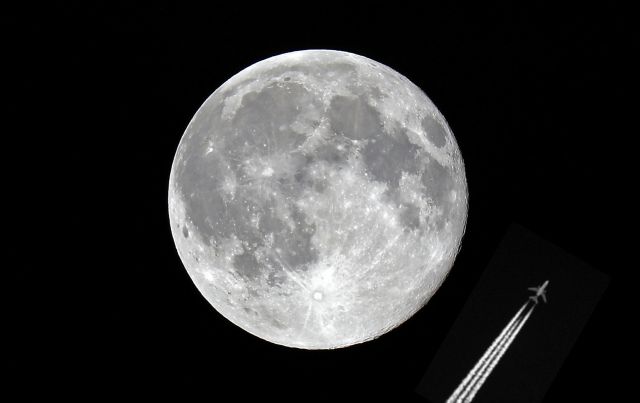 — — - Image of Moon taken Palma, Mallorca mid July Nikon 810 300 2.8