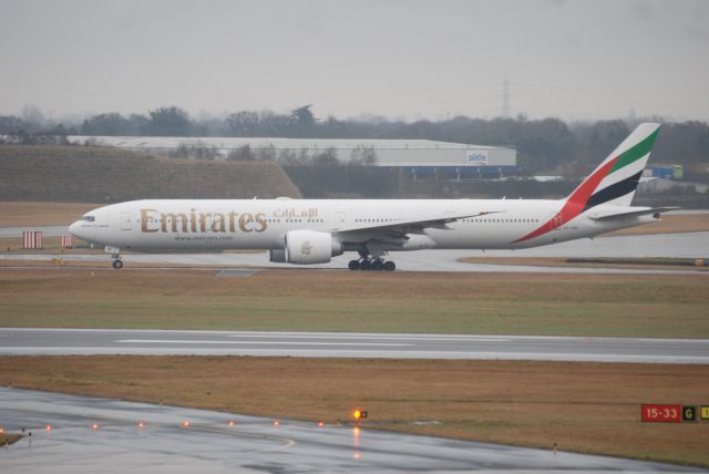 Airbus A340-300 (A6-EMI) - HOLDING POINT A5