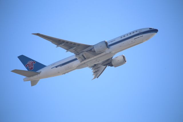 BOEING 777-200LR (B-2073)