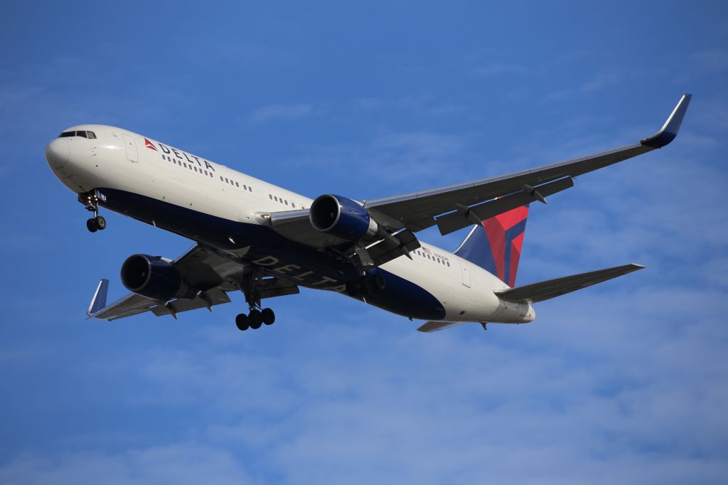 BOEING 767-300 (N183DN)