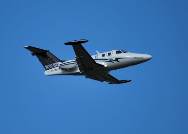 Eclipse 500 (N125DB) - BARON WATERS INC departing runway 20 at KJQF - 6/1/14