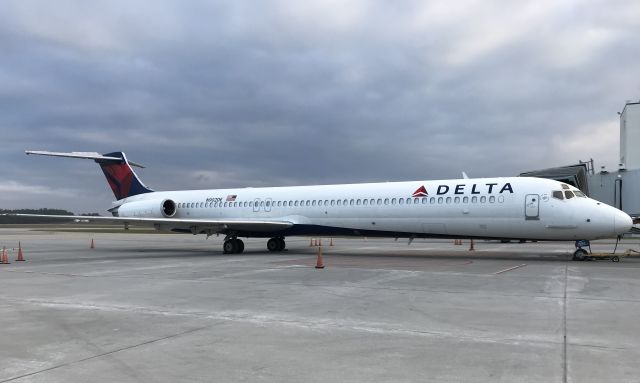 McDonnell Douglas MD-88 (N902DE)