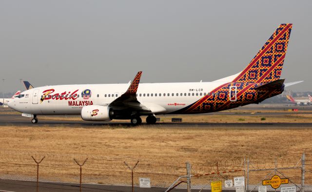 Boeing 737-800 (9M-LCR) - Taxiing past 'The Mound'