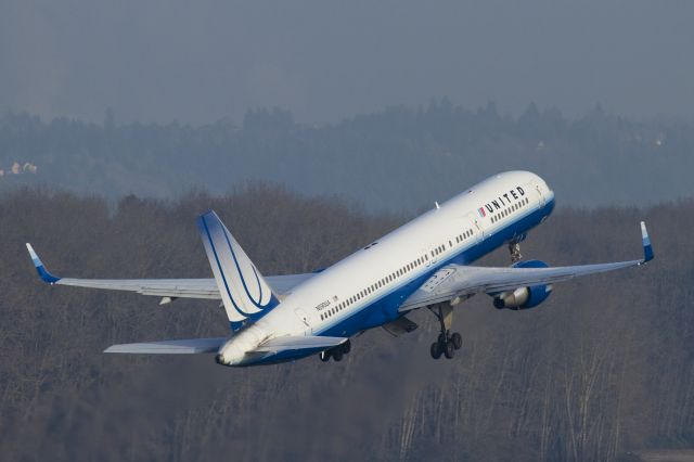 Boeing 757-200 (N590UA) - United Airlines 757 Departing PDX