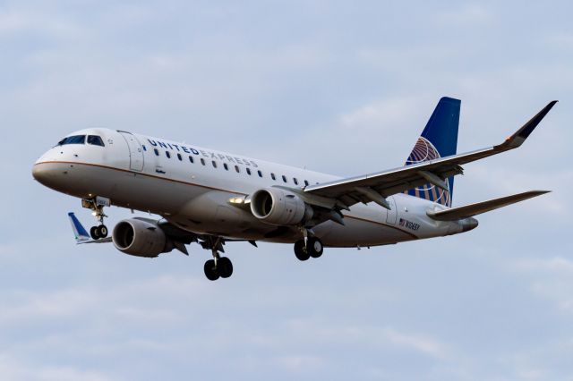 Embraer 175 (N106SY)