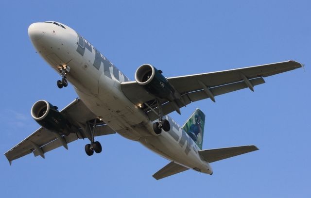 Airbus A319 (N902FR) - "Woody" the Wood Duck on final, runway 27R from Denver as FFT448