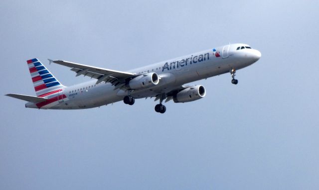 Airbus A321 (N585UW) - On final is this American Airlines Airbus A321 in the Summer of 2018. 
