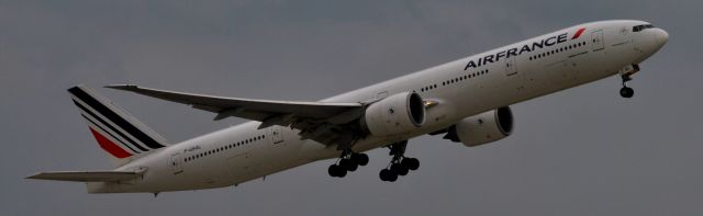 BOEING 777-300ER (F-GSQL)